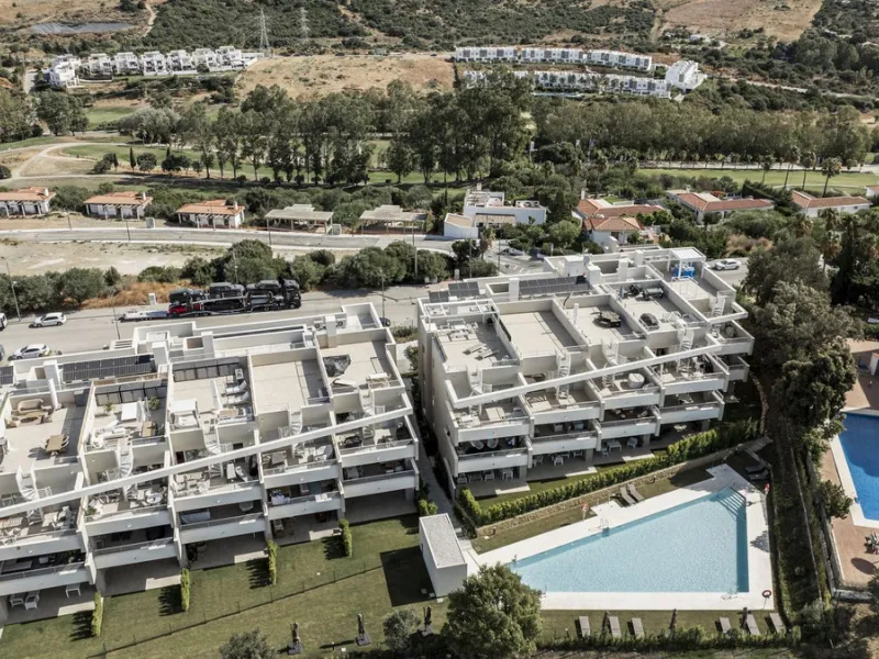 Elegant 3-Bedroom Apartment in Sunny Golf, Estepona
