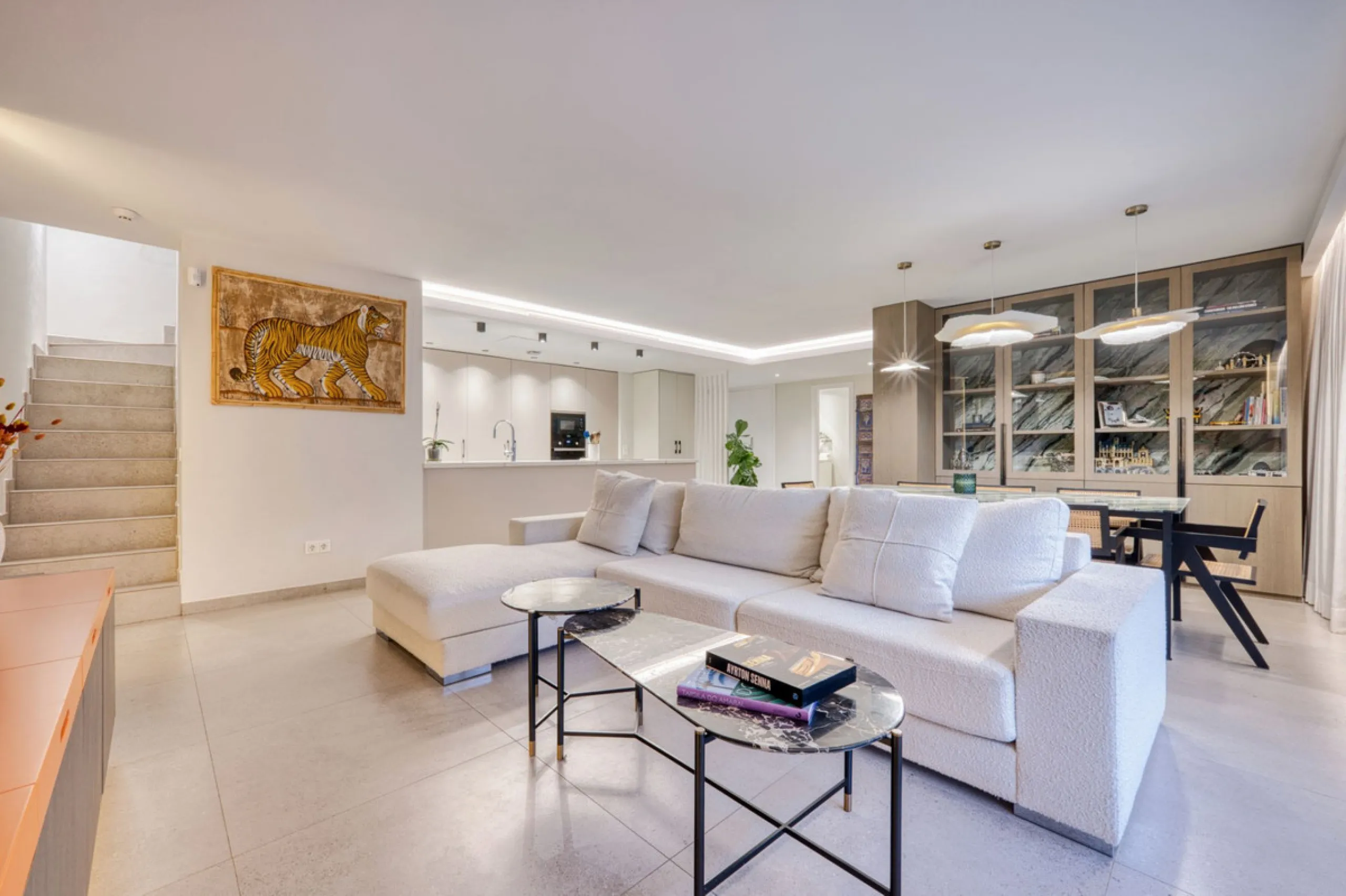 Located in a recently built development, in a prime position just steps from the center of San Pedro de Alcántara, this elegant penthouse combines modern design, comfort, and an unbeatable location, surrounded by all amenities: charming cafés, supermarket
