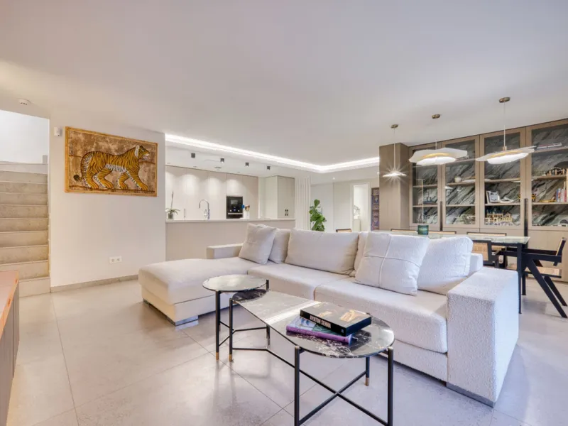 Located in a recently built development, in a prime position just steps from the center of San Pedro de Alcántara, this elegant penthouse combines modern design, comfort, and an unbeatable location, surrounded by all amenities: charming cafés, supermarket