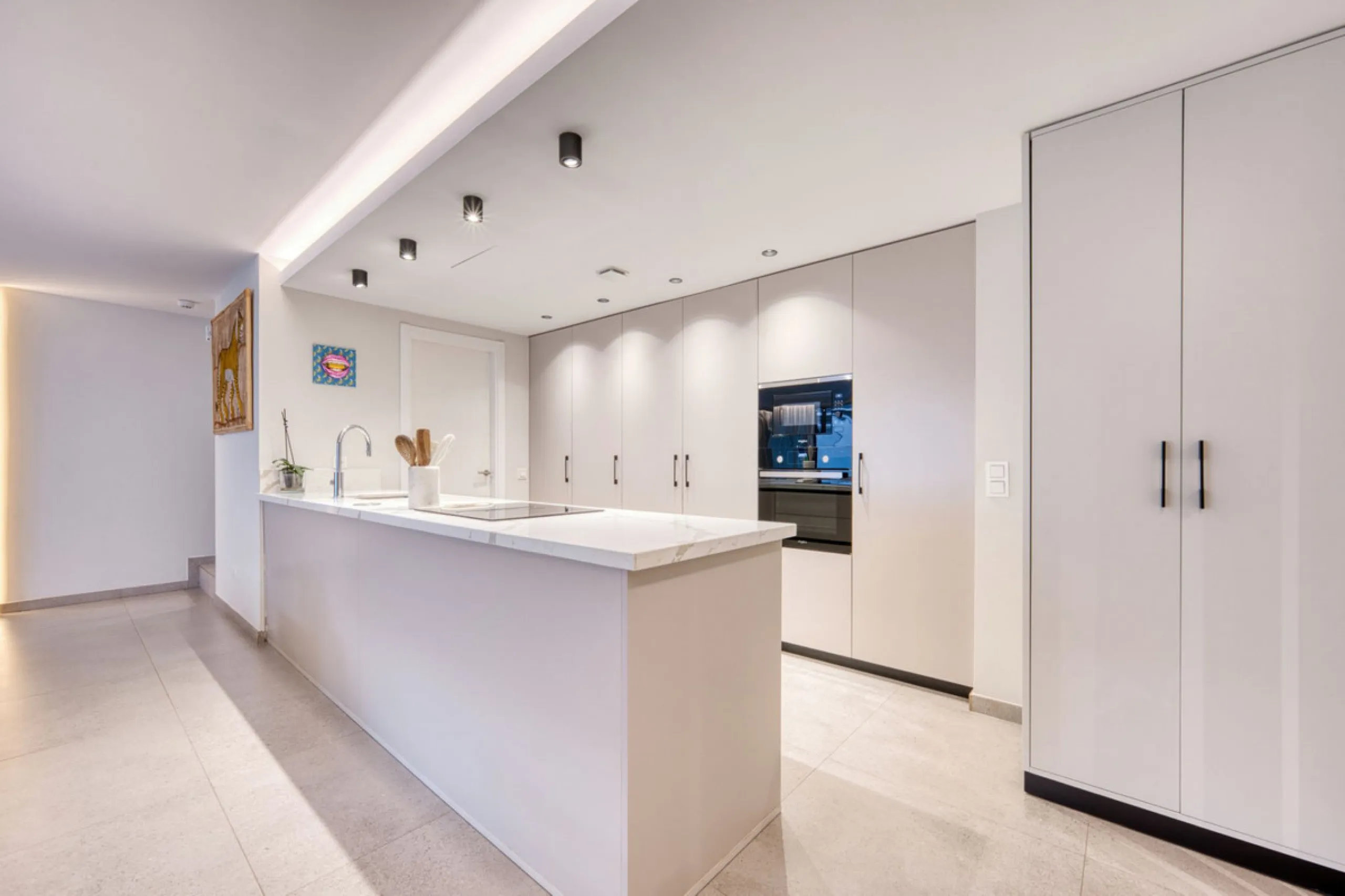 Located in a recently built development, in a prime position just steps from the center of San Pedro de Alcántara, this elegant penthouse combines modern design, comfort, and an unbeatable location, surrounded by all amenities: charming cafés, supermarket