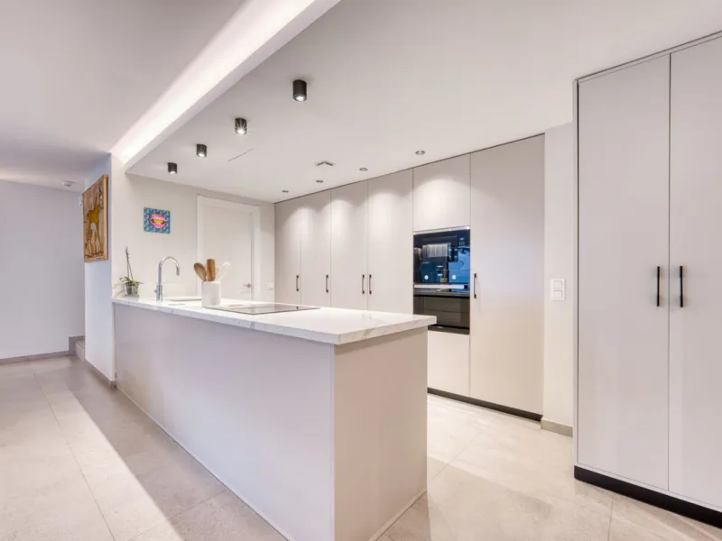 Located in a recently built development, in a prime position just steps from the center of San Pedro de Alcántara, this elegant penthouse combines modern design, comfort, and an unbeatable location, surrounded by all amenities: charming cafés, supermarket