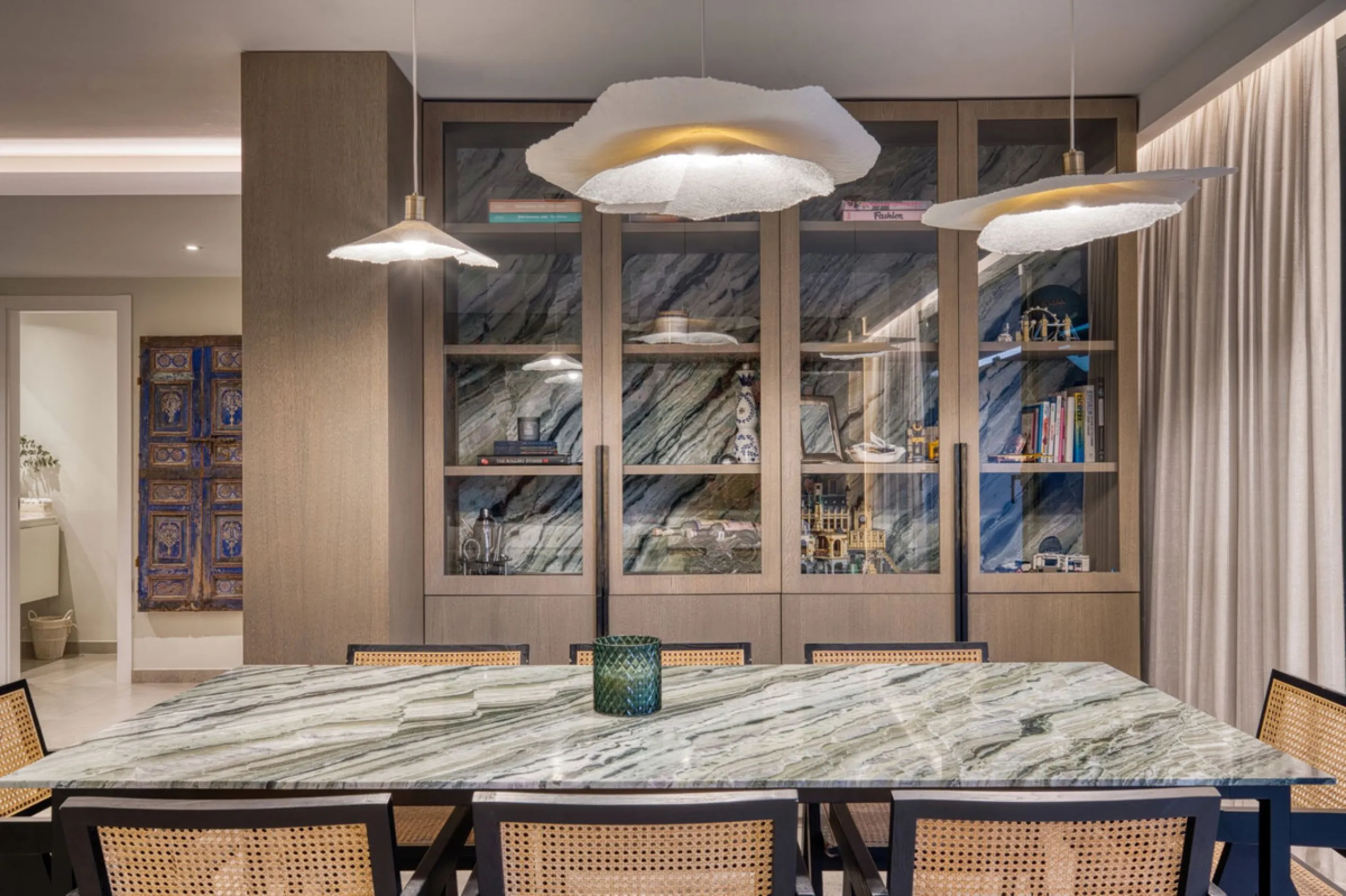 Located in a recently built development, in a prime position just steps from the center of San Pedro de Alcántara, this elegant penthouse combines modern design, comfort, and an unbeatable location, surrounded by all amenities: charming cafés, supermarket
