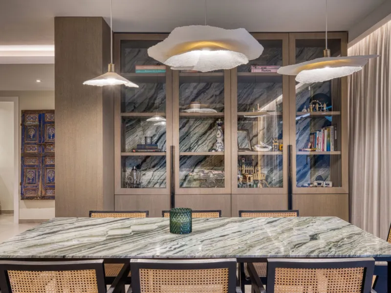 Located in a recently built development, in a prime position just steps from the center of San Pedro de Alcántara, this elegant penthouse combines modern design, comfort, and an unbeatable location, surrounded by all amenities: charming cafés, supermarket
