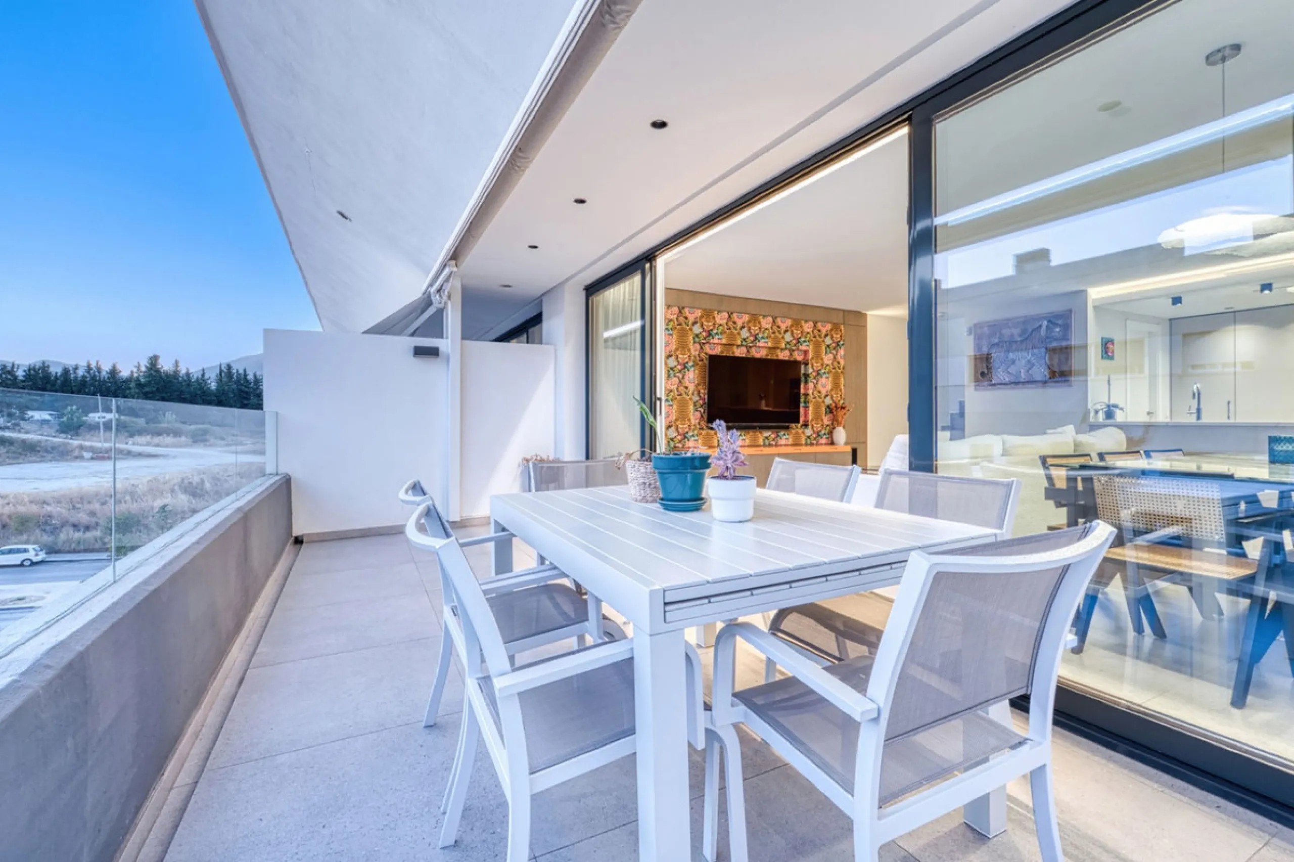 Located in a recently built development, in a prime position just steps from the center of San Pedro de Alcántara, this elegant penthouse combines modern design, comfort, and an unbeatable location, surrounded by all amenities: charming cafés, supermarket