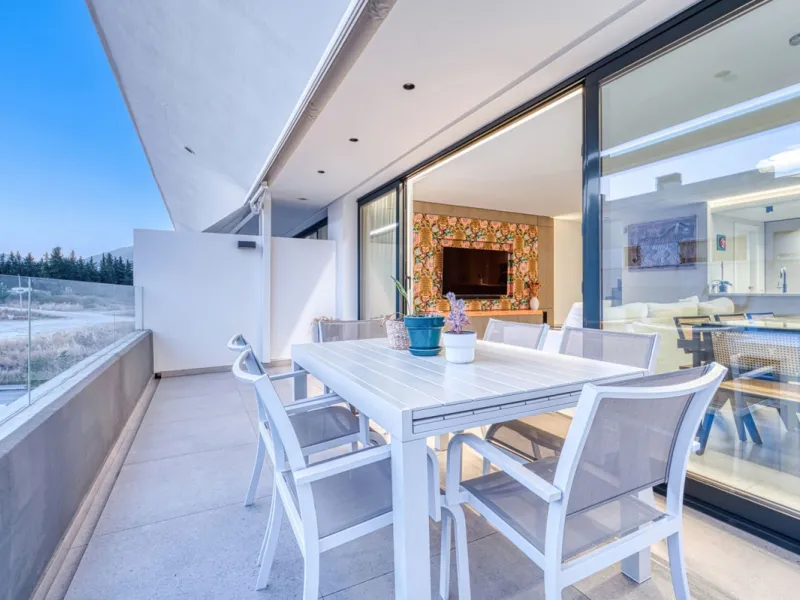 Located in a recently built development, in a prime position just steps from the center of San Pedro de Alcántara, this elegant penthouse combines modern design, comfort, and an unbeatable location, surrounded by all amenities: charming cafés, supermarket