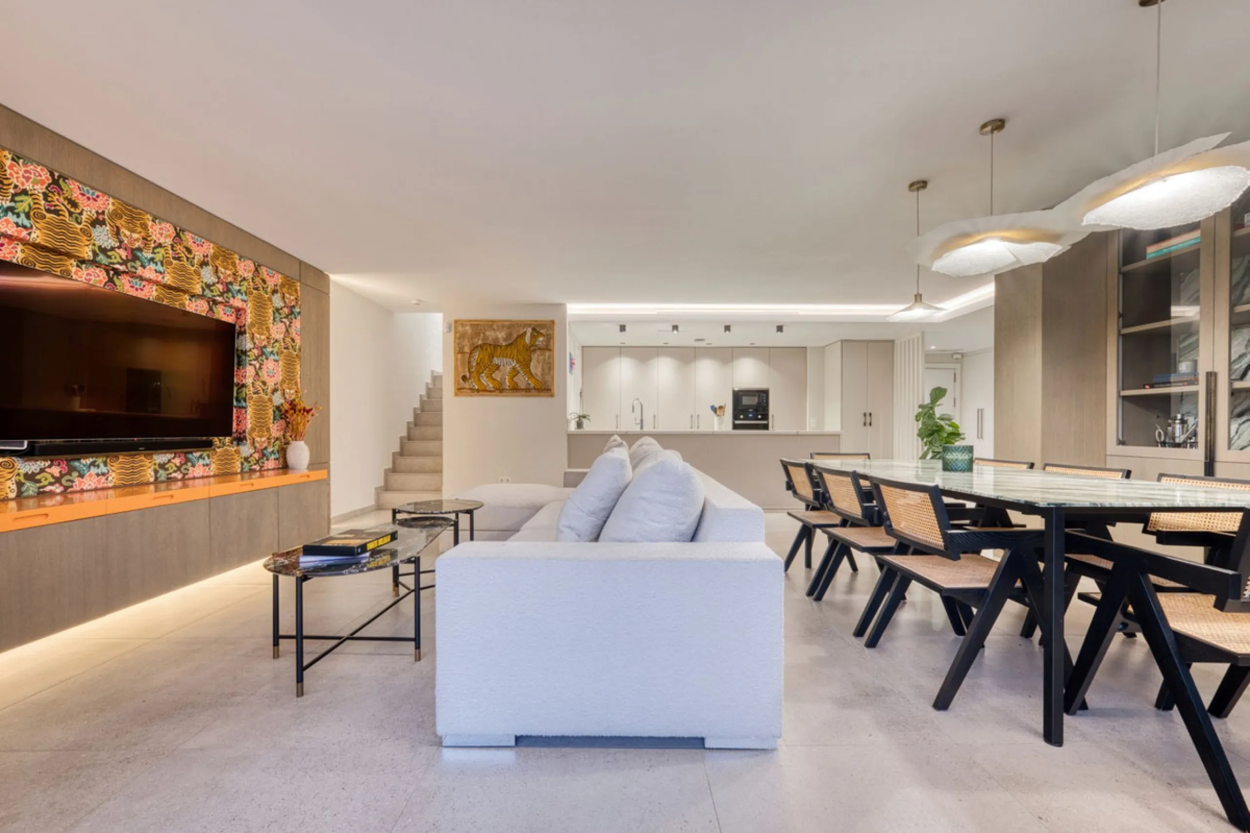 Located in a recently built development, in a prime position just steps from the center of San Pedro de Alcántara, this elegant penthouse combines modern design, comfort, and an unbeatable location, surrounded by all amenities: charming cafés, supermarket