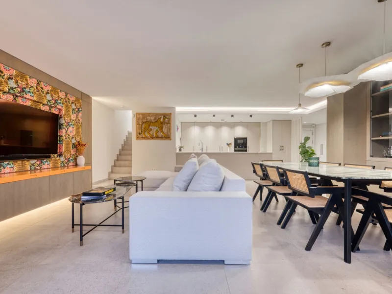 Located in a recently built development, in a prime position just steps from the center of San Pedro de Alcántara, this elegant penthouse combines modern design, comfort, and an unbeatable location, surrounded by all amenities: charming cafés, supermarket