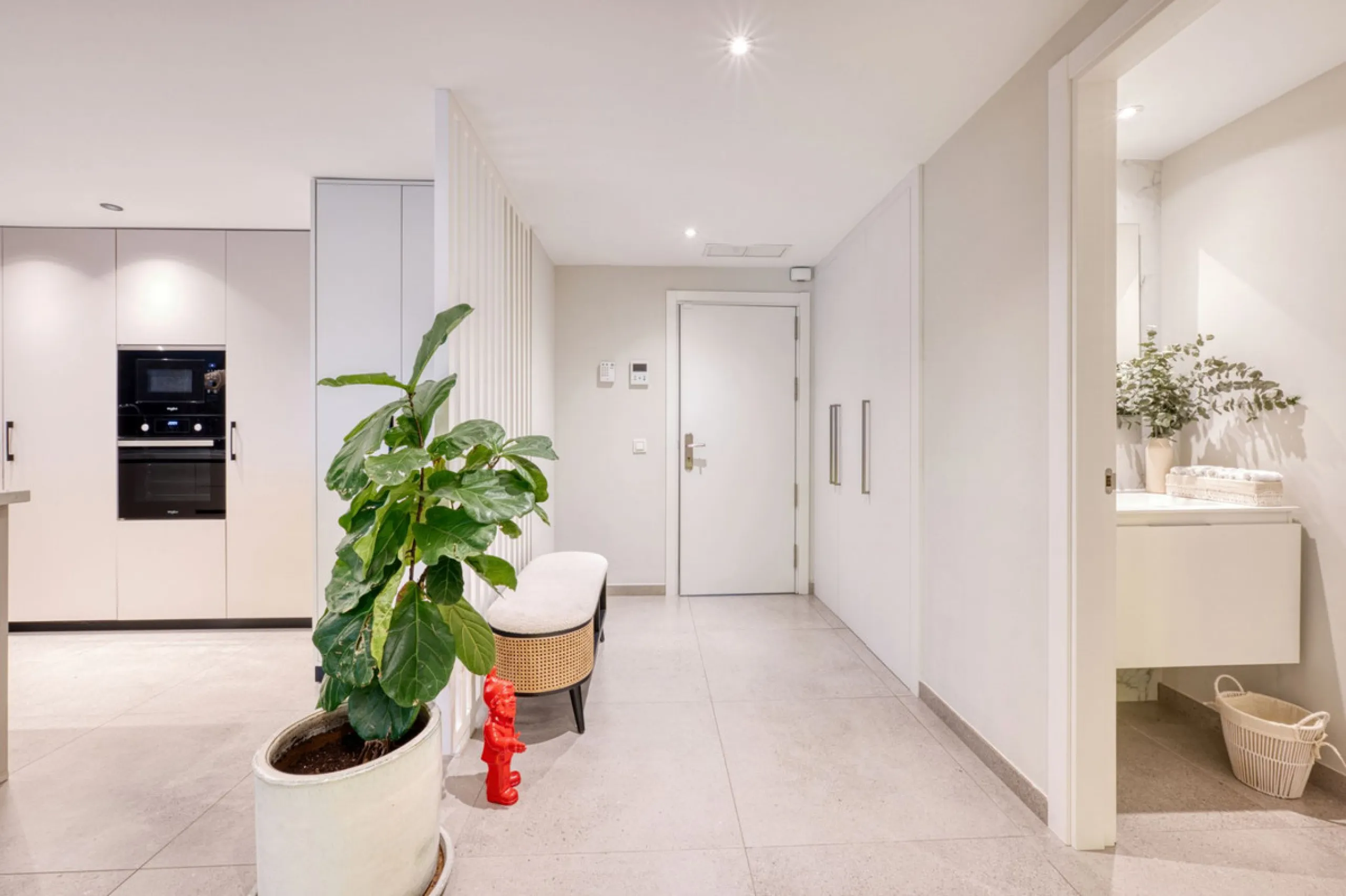 Located in a recently built development, in a prime position just steps from the center of San Pedro de Alcántara, this elegant penthouse combines modern design, comfort, and an unbeatable location, surrounded by all amenities: charming cafés, supermarket