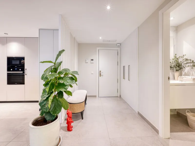 Located in a recently built development, in a prime position just steps from the center of San Pedro de Alcántara, this elegant penthouse combines modern design, comfort, and an unbeatable location, surrounded by all amenities: charming cafés, supermarket