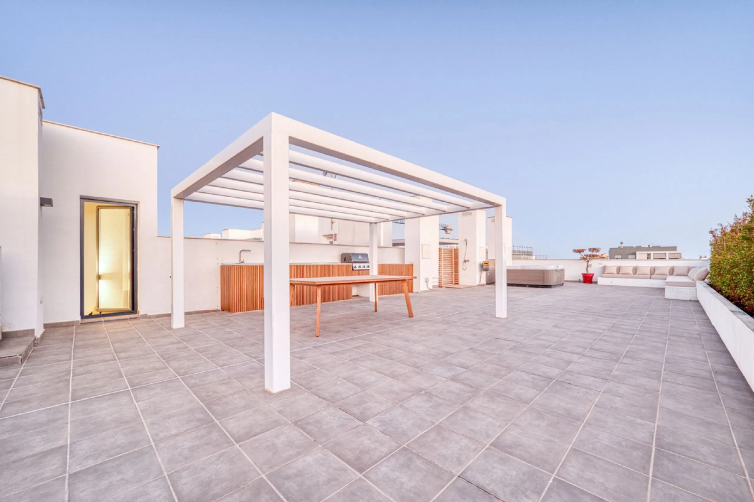 Located in a recently built development, in a prime position just steps from the center of San Pedro de Alcántara, this elegant penthouse combines modern design, comfort, and an unbeatable location, surrounded by all amenities: charming cafés, supermarket