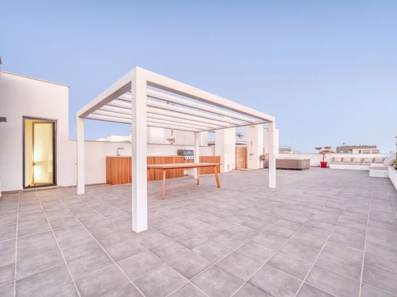 Located in a recently built development, in a prime position just steps from the center of San Pedro de Alcántara, this elegant penthouse combines modern design, comfort, and an unbeatable location, surrounded by all amenities: charming cafés, supermarket