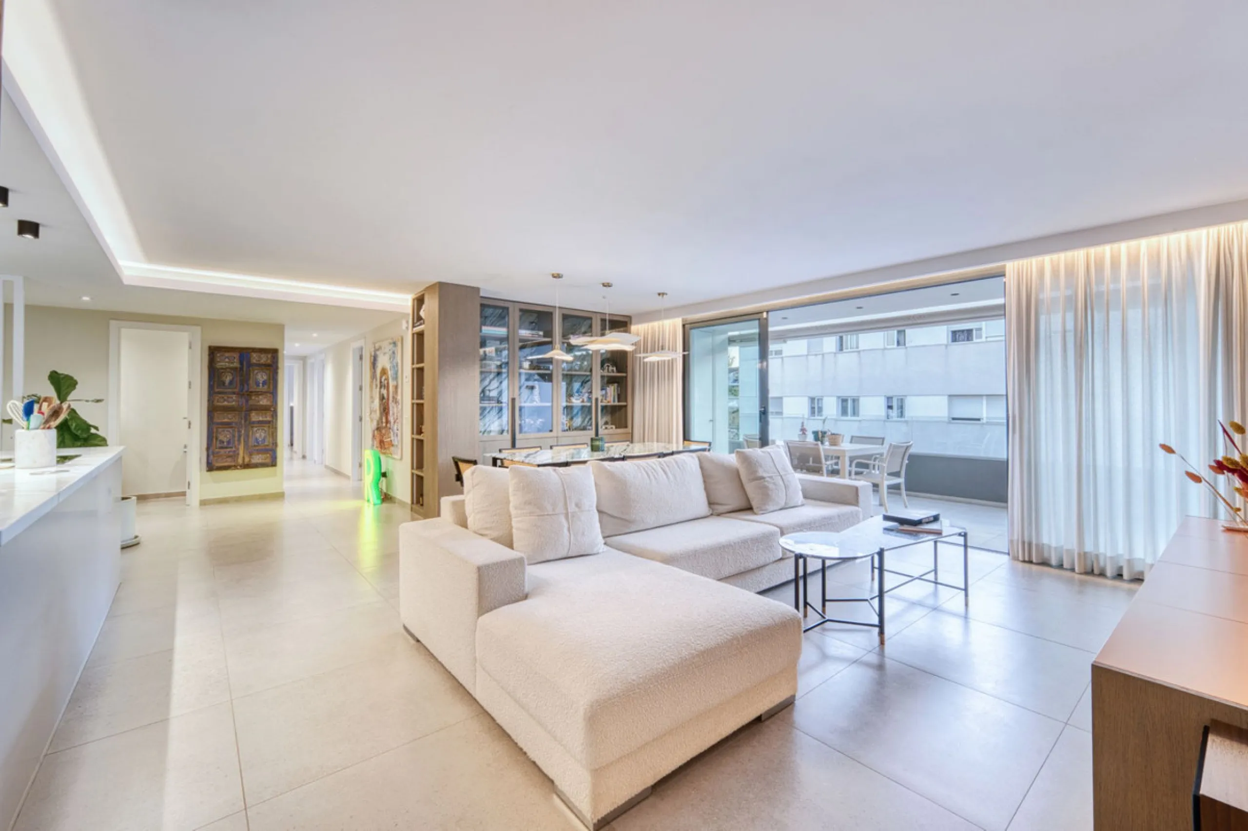 Located in a recently built development, in a prime position just steps from the center of San Pedro de Alcántara, this elegant penthouse combines modern design, comfort, and an unbeatable location, surrounded by all amenities: charming cafés, supermarket