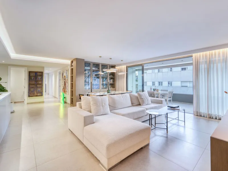 Located in a recently built development, in a prime position just steps from the center of San Pedro de Alcántara, this elegant penthouse combines modern design, comfort, and an unbeatable location, surrounded by all amenities: charming cafés, supermarket