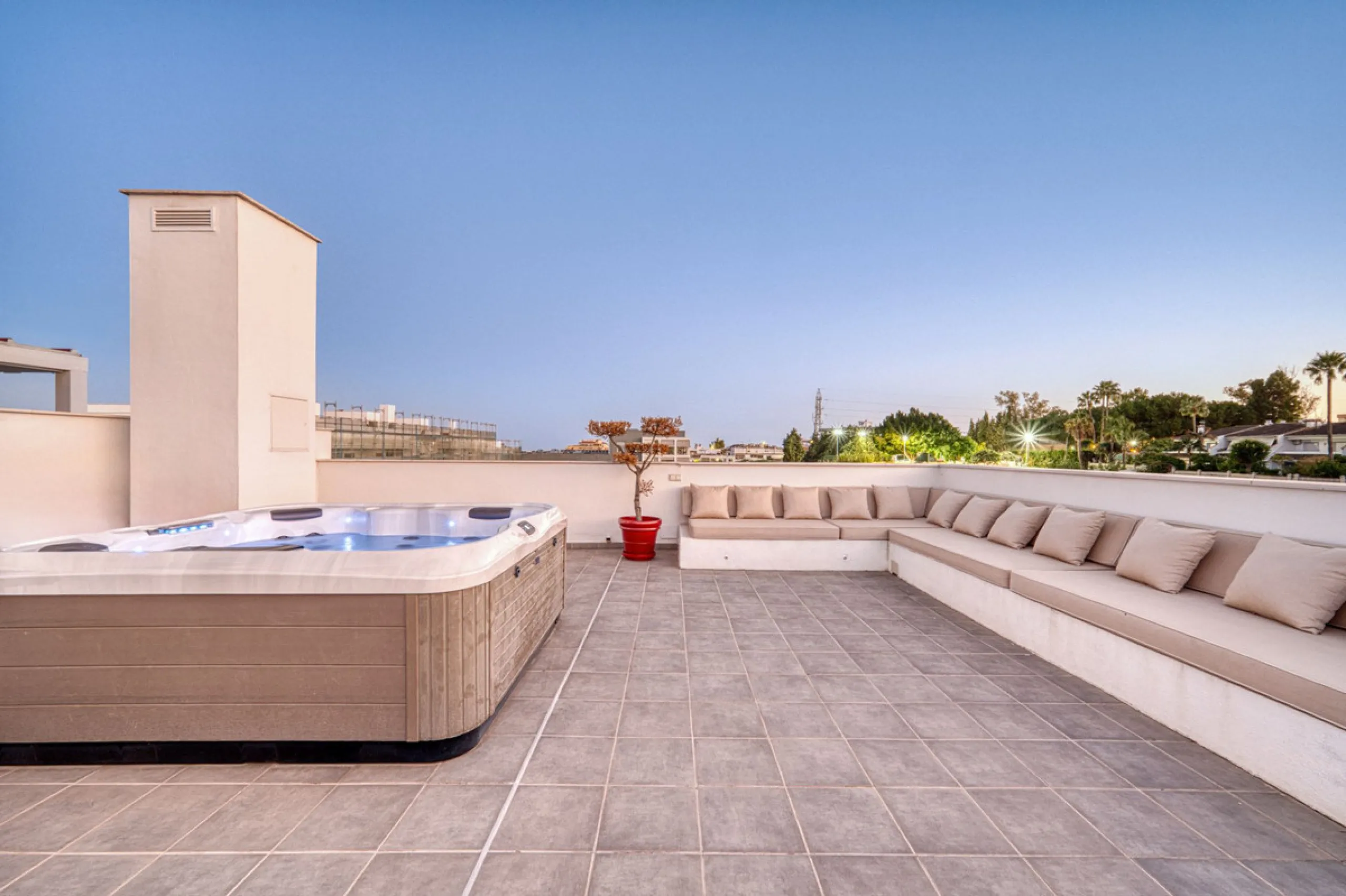 Located in a recently built development, in a prime position just steps from the center of San Pedro de Alcántara, this elegant penthouse combines modern design, comfort, and an unbeatable location, surrounded by all amenities: charming cafés, supermarket