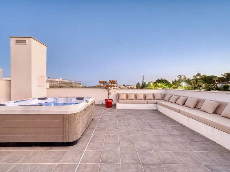 Located in a recently built development, in a prime position just steps from the center of San Pedro de Alcántara, this elegant penthouse combines modern design, comfort, and an unbeatable location, surrounded by all amenities: charming cafés, supermarket