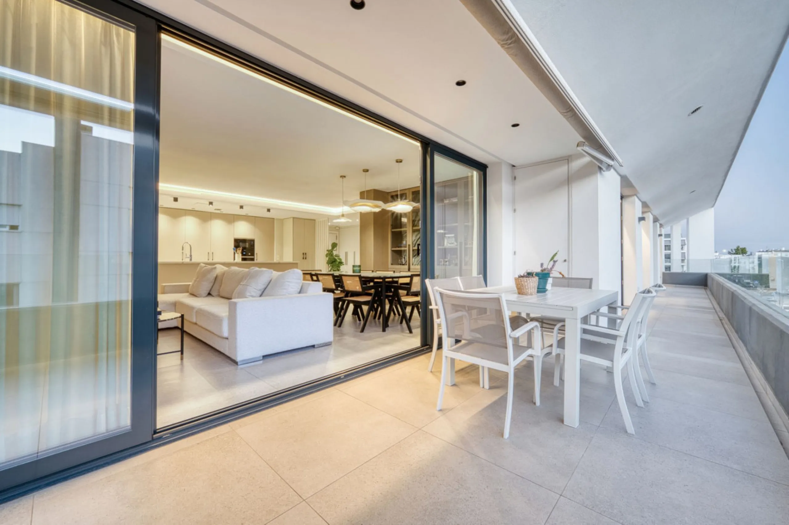 Located in a recently built development, in a prime position just steps from the center of San Pedro de Alcántara, this elegant penthouse combines modern design, comfort, and an unbeatable location, surrounded by all amenities: charming cafés, supermarket