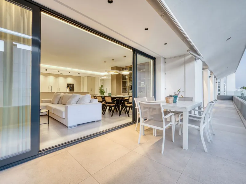 Located in a recently built development, in a prime position just steps from the center of San Pedro de Alcántara, this elegant penthouse combines modern design, comfort, and an unbeatable location, surrounded by all amenities: charming cafés, supermarket