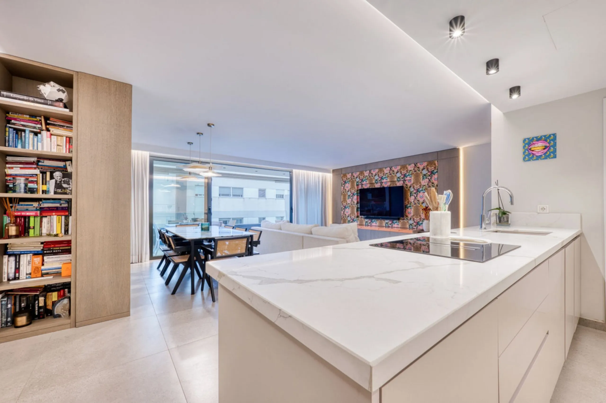 Located in a recently built development, in a prime position just steps from the center of San Pedro de Alcántara, this elegant penthouse combines modern design, comfort, and an unbeatable location, surrounded by all amenities: charming cafés, supermarket