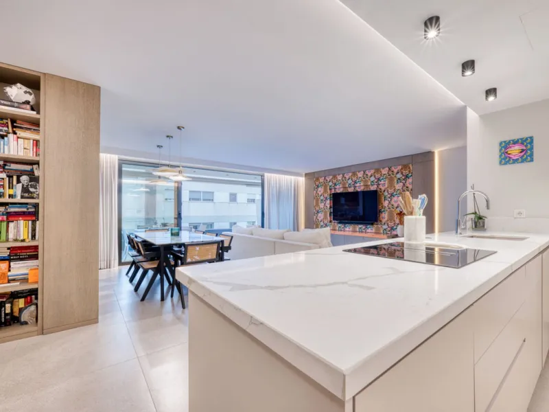 Located in a recently built development, in a prime position just steps from the center of San Pedro de Alcántara, this elegant penthouse combines modern design, comfort, and an unbeatable location, surrounded by all amenities: charming cafés, supermarket