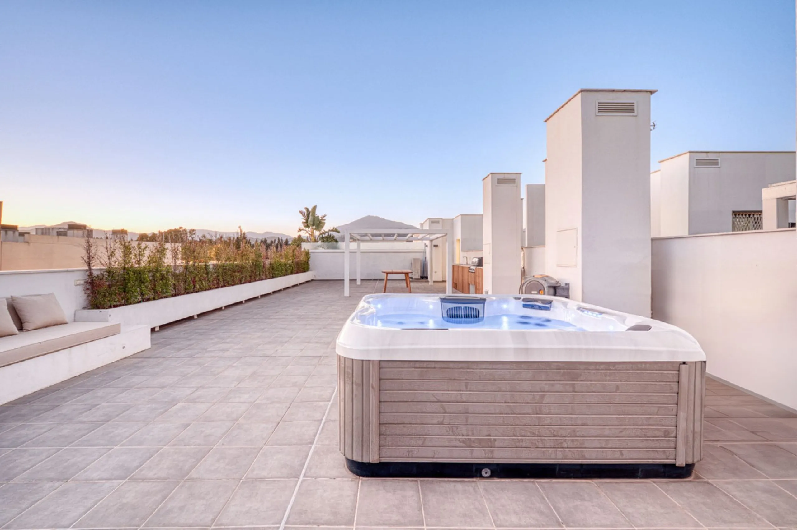 Located in a recently built development, in a prime position just steps from the center of San Pedro de Alcántara, this elegant penthouse combines modern design, comfort, and an unbeatable location, surrounded by all amenities: charming cafés, supermarket