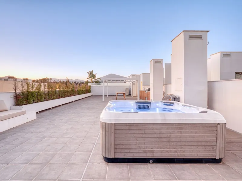 Located in a recently built development, in a prime position just steps from the center of San Pedro de Alcántara, this elegant penthouse combines modern design, comfort, and an unbeatable location, surrounded by all amenities: charming cafés, supermarket