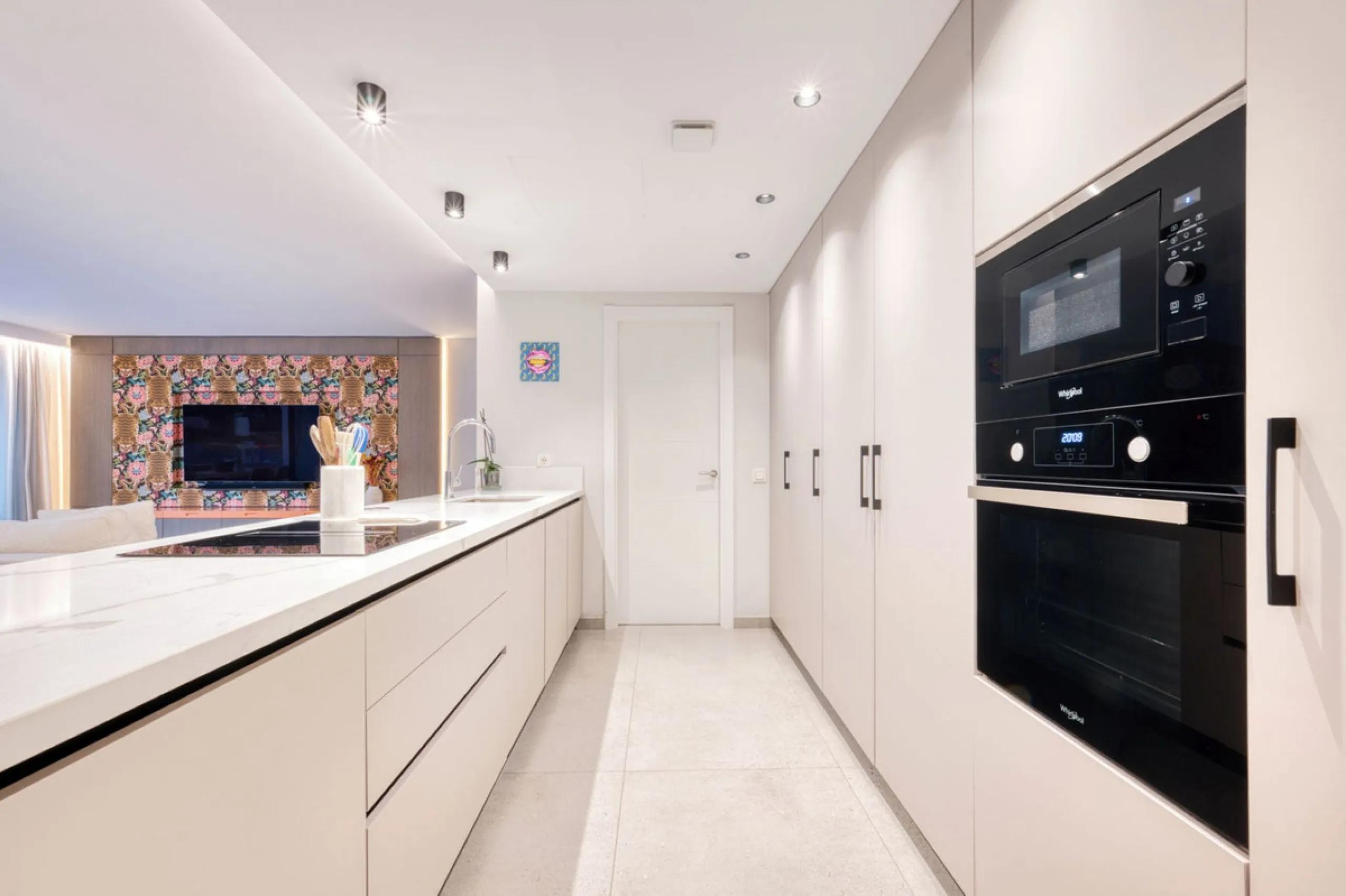 Located in a recently built development, in a prime position just steps from the center of San Pedro de Alcántara, this elegant penthouse combines modern design, comfort, and an unbeatable location, surrounded by all amenities: charming cafés, supermarket