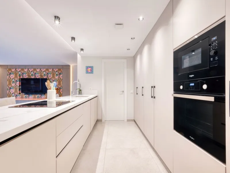 Located in a recently built development, in a prime position just steps from the center of San Pedro de Alcántara, this elegant penthouse combines modern design, comfort, and an unbeatable location, surrounded by all amenities: charming cafés, supermarket