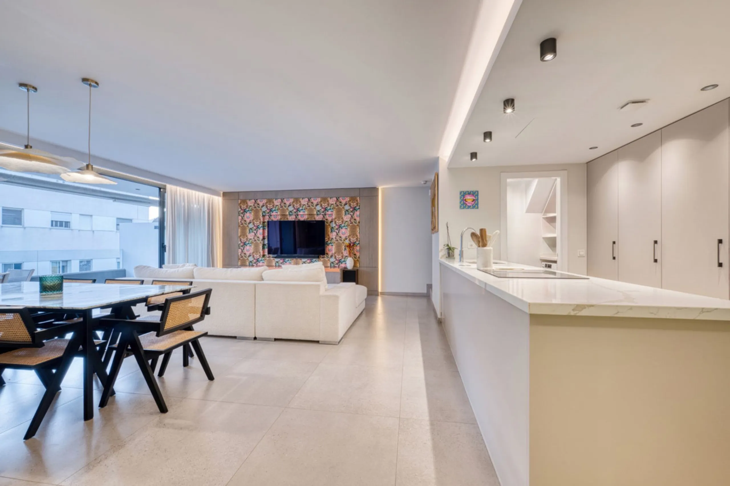 Located in a recently built development, in a prime position just steps from the center of San Pedro de Alcántara, this elegant penthouse combines modern design, comfort, and an unbeatable location, surrounded by all amenities: charming cafés, supermarket