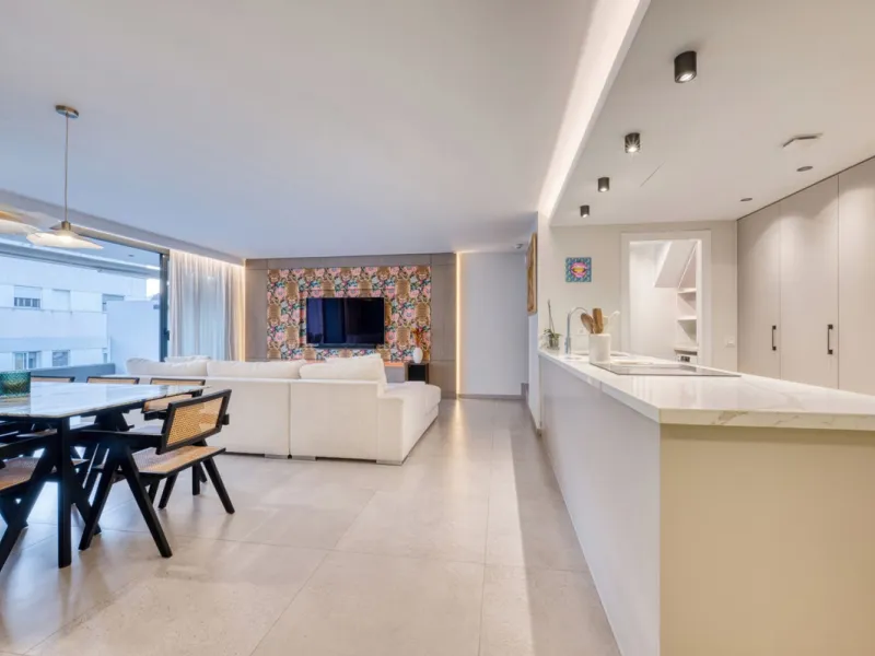 Located in a recently built development, in a prime position just steps from the center of San Pedro de Alcántara, this elegant penthouse combines modern design, comfort, and an unbeatable location, surrounded by all amenities: charming cafés, supermarket