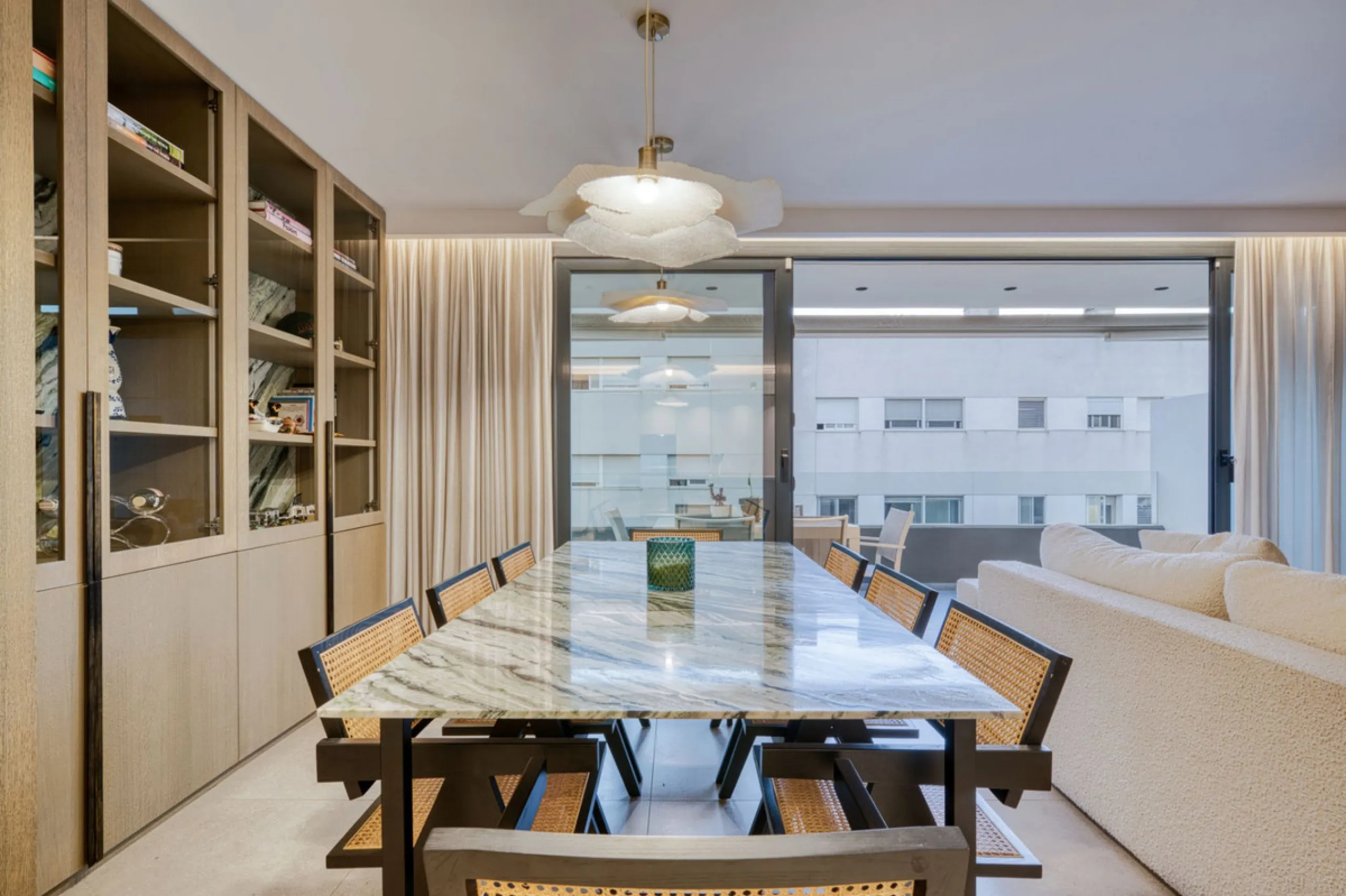 Located in a recently built development, in a prime position just steps from the center of San Pedro de Alcántara, this elegant penthouse combines modern design, comfort, and an unbeatable location, surrounded by all amenities: charming cafés, supermarket