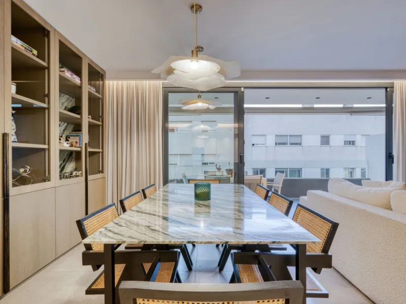 Located in a recently built development, in a prime position just steps from the center of San Pedro de Alcántara, this elegant penthouse combines modern design, comfort, and an unbeatable location, surrounded by all amenities: charming cafés, supermarket