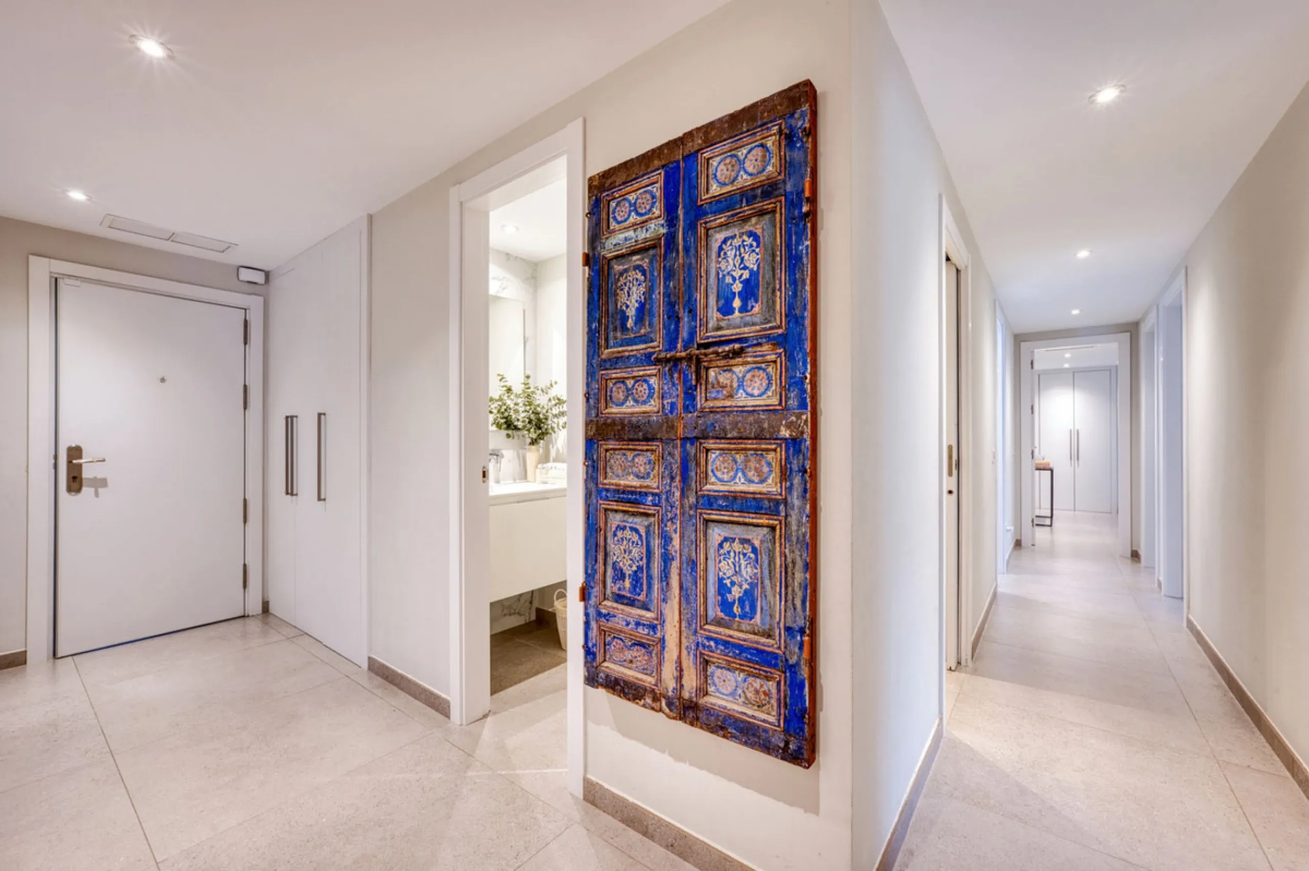 Located in a recently built development, in a prime position just steps from the center of San Pedro de Alcántara, this elegant penthouse combines modern design, comfort, and an unbeatable location, surrounded by all amenities: charming cafés, supermarket