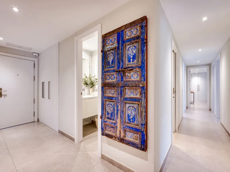 Located in a recently built development, in a prime position just steps from the center of San Pedro de Alcántara, this elegant penthouse combines modern design, comfort, and an unbeatable location, surrounded by all amenities: charming cafés, supermarket
