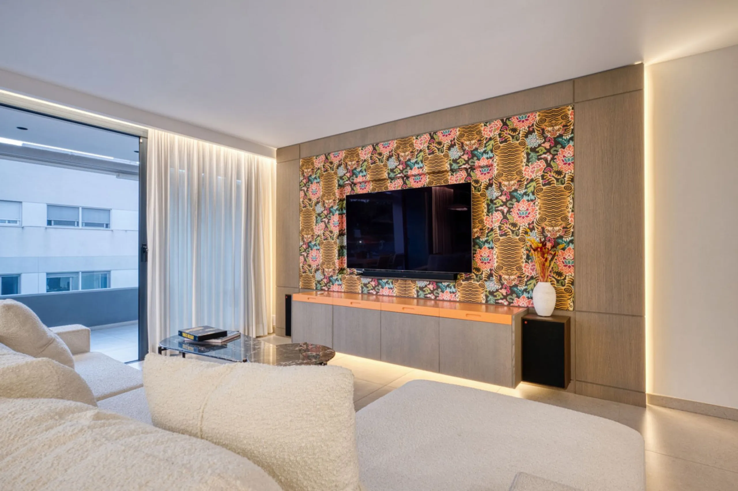 Located in a recently built development, in a prime position just steps from the center of San Pedro de Alcántara, this elegant penthouse combines modern design, comfort, and an unbeatable location, surrounded by all amenities: charming cafés, supermarket