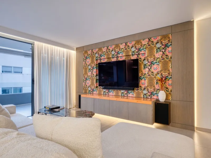 Located in a recently built development, in a prime position just steps from the center of San Pedro de Alcántara, this elegant penthouse combines modern design, comfort, and an unbeatable location, surrounded by all amenities: charming cafés, supermarket