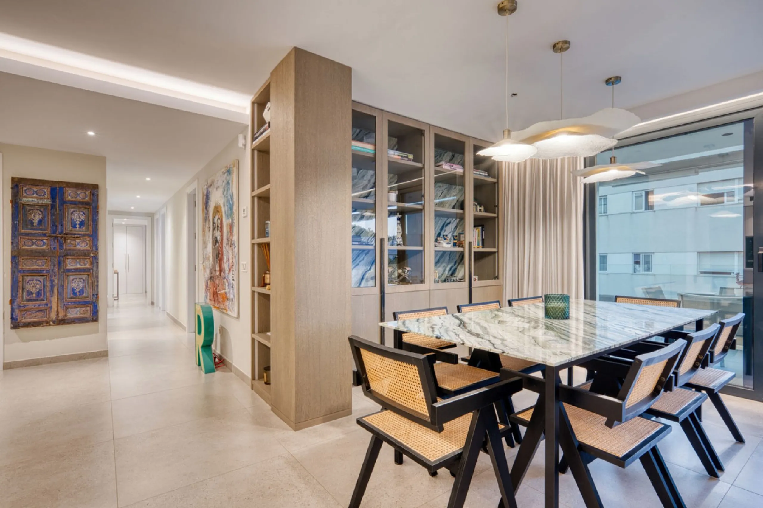 Located in a recently built development, in a prime position just steps from the center of San Pedro de Alcántara, this elegant penthouse combines modern design, comfort, and an unbeatable location, surrounded by all amenities: charming cafés, supermarket