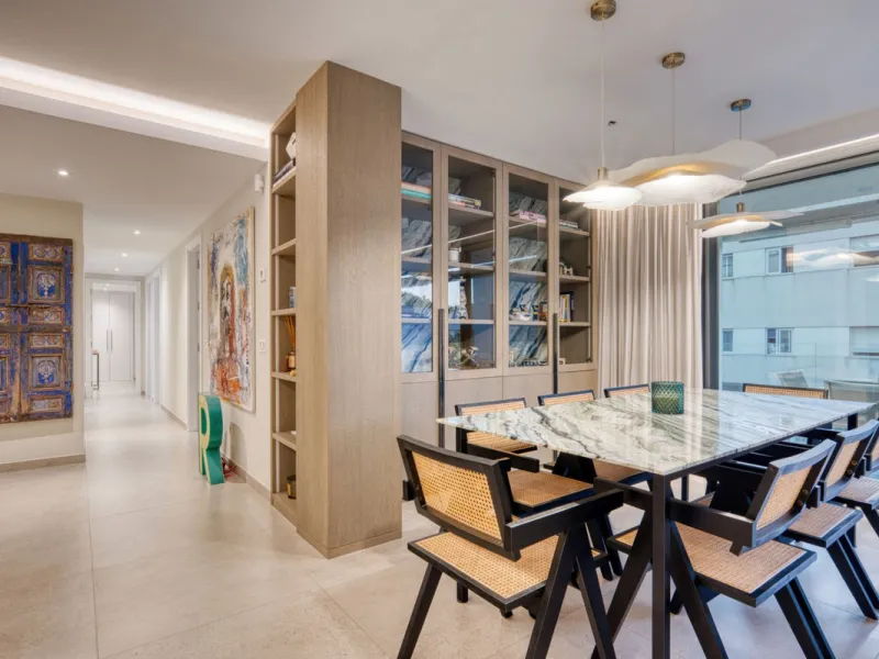 Located in a recently built development, in a prime position just steps from the center of San Pedro de Alcántara, this elegant penthouse combines modern design, comfort, and an unbeatable location, surrounded by all amenities: charming cafés, supermarket