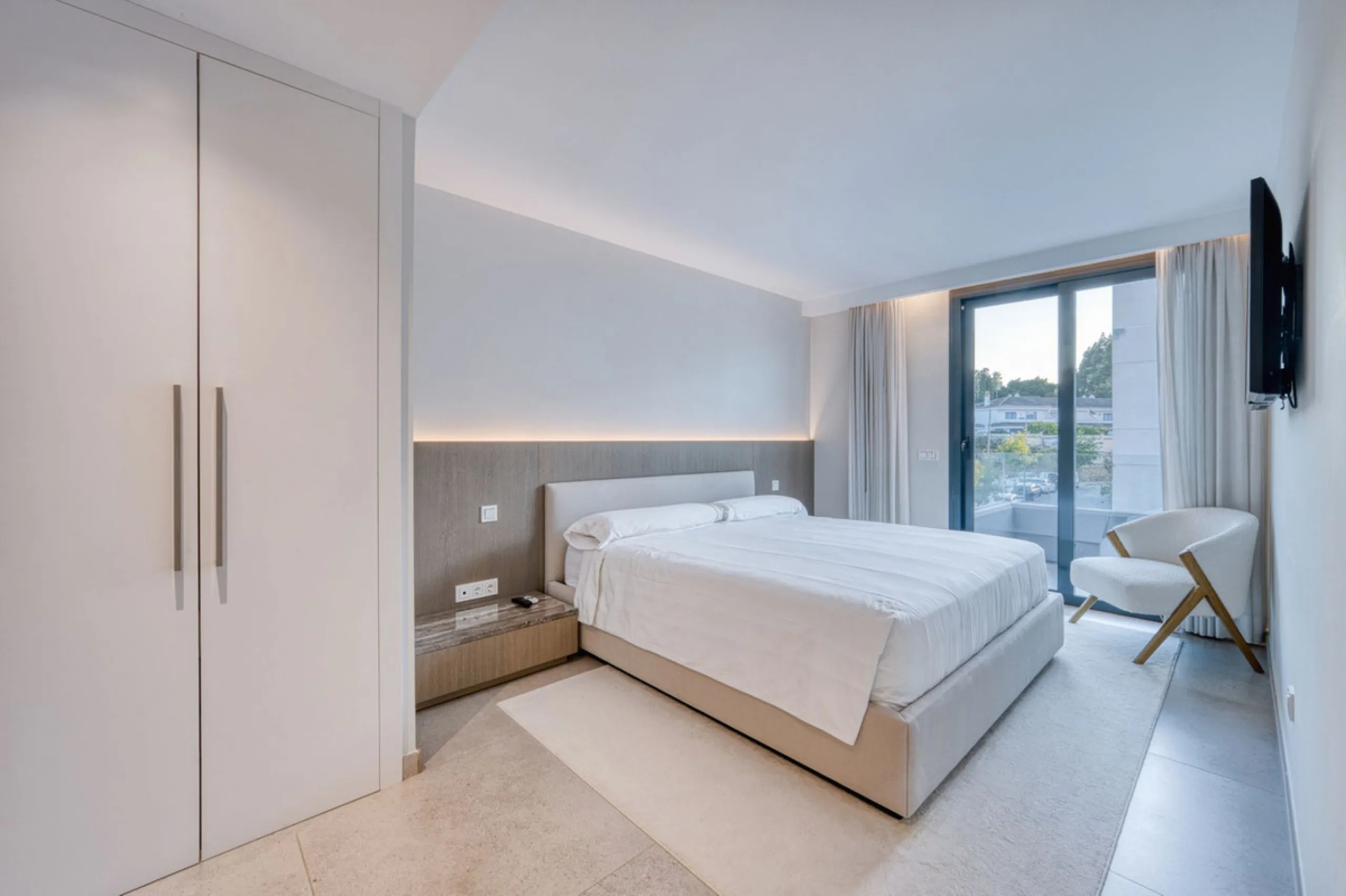 Located in a recently built development, in a prime position just steps from the center of San Pedro de Alcántara, this elegant penthouse combines modern design, comfort, and an unbeatable location, surrounded by all amenities: charming cafés, supermarket
