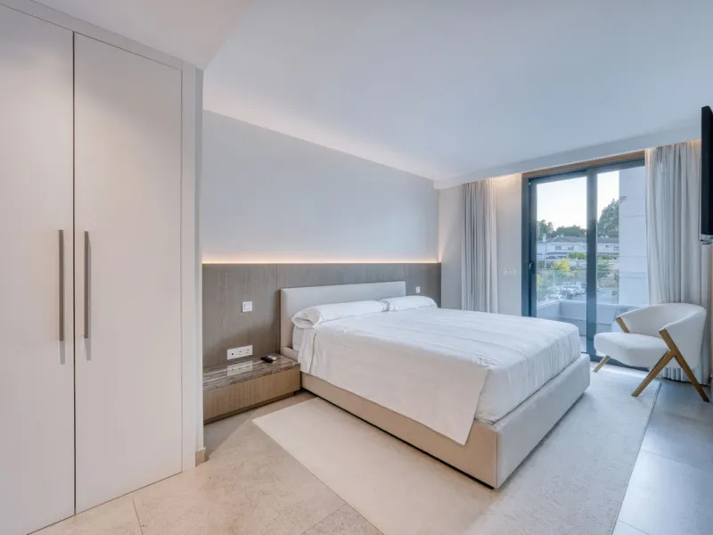 Located in a recently built development, in a prime position just steps from the center of San Pedro de Alcántara, this elegant penthouse combines modern design, comfort, and an unbeatable location, surrounded by all amenities: charming cafés, supermarket