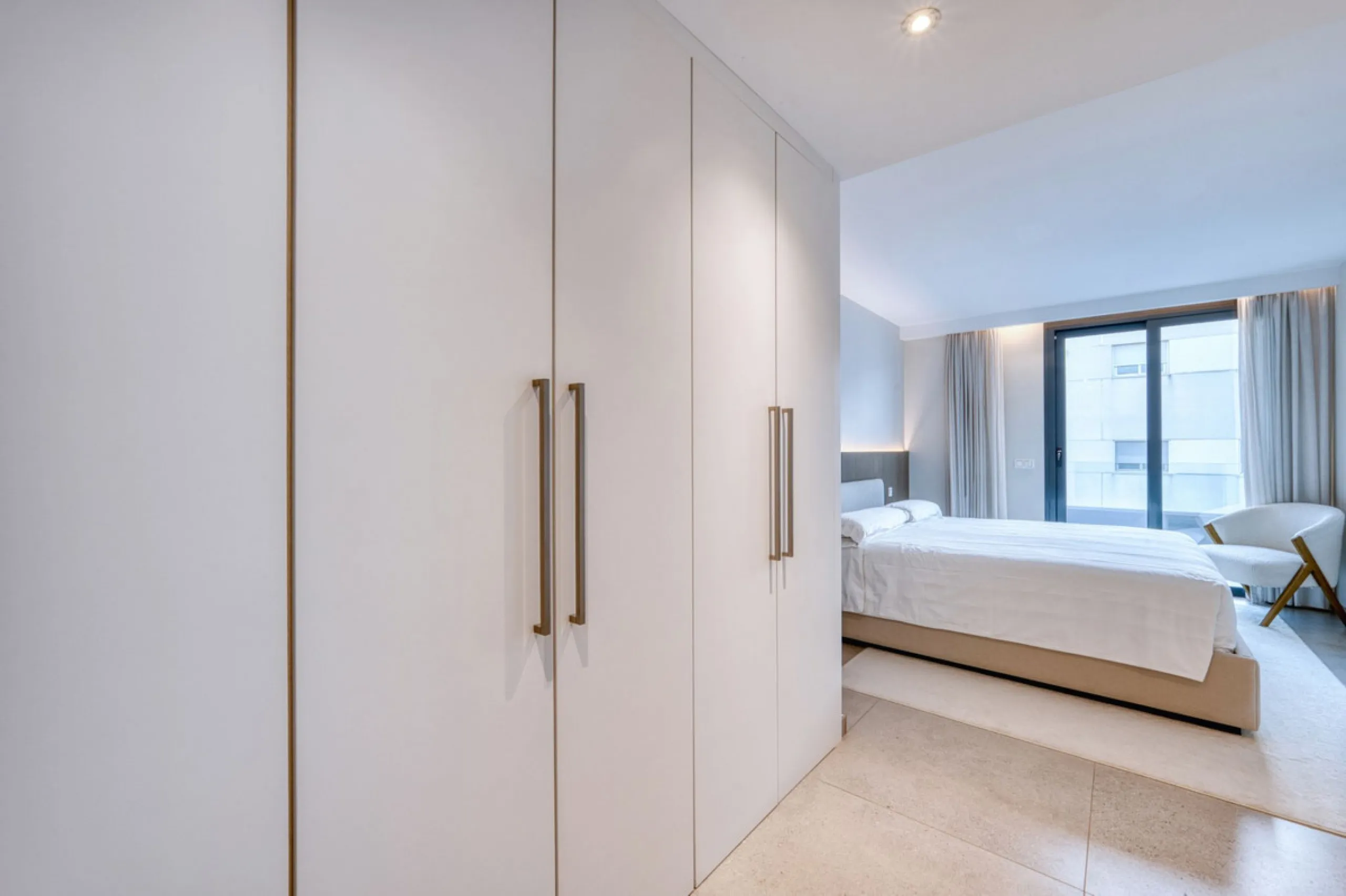 Located in a recently built development, in a prime position just steps from the center of San Pedro de Alcántara, this elegant penthouse combines modern design, comfort, and an unbeatable location, surrounded by all amenities: charming cafés, supermarket