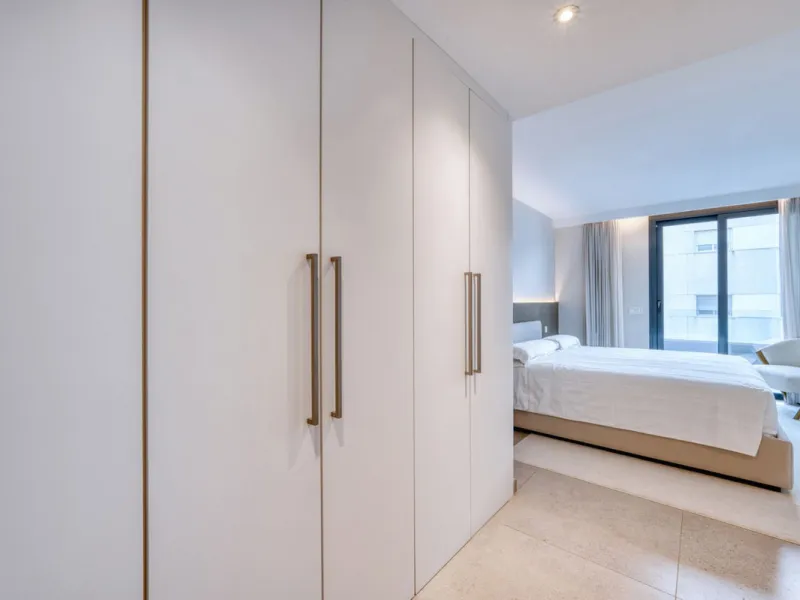 Located in a recently built development, in a prime position just steps from the center of San Pedro de Alcántara, this elegant penthouse combines modern design, comfort, and an unbeatable location, surrounded by all amenities: charming cafés, supermarket