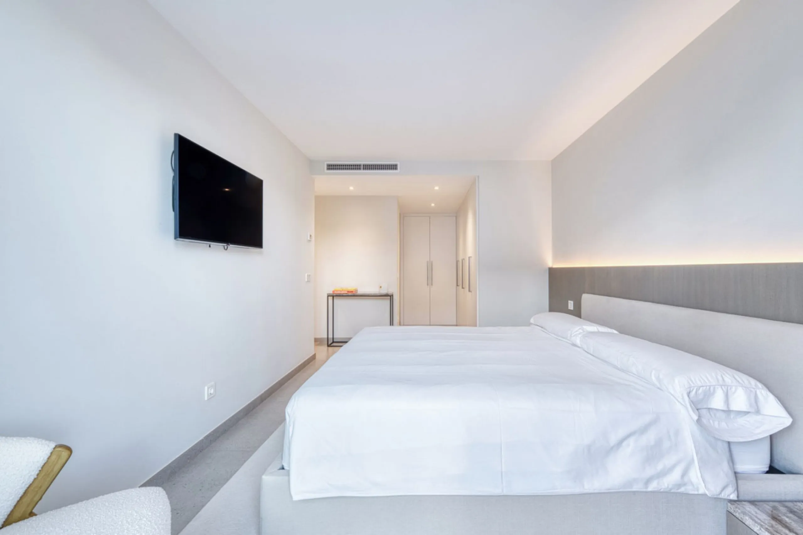 Located in a recently built development, in a prime position just steps from the center of San Pedro de Alcántara, this elegant penthouse combines modern design, comfort, and an unbeatable location, surrounded by all amenities: charming cafés, supermarket