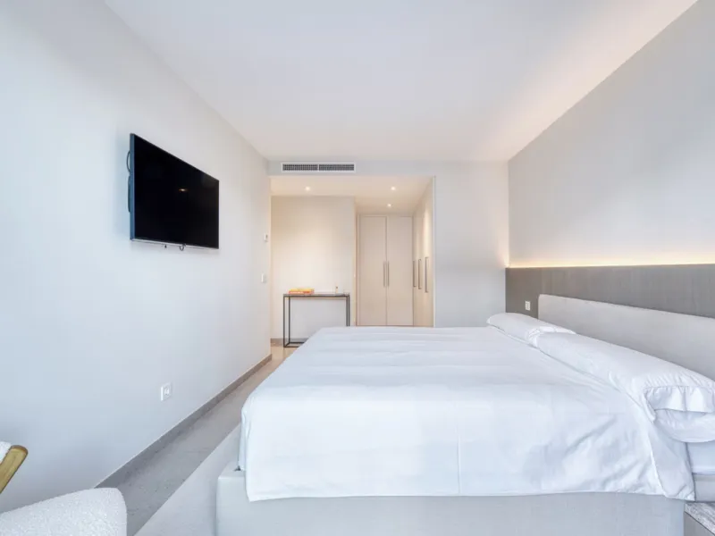 Located in a recently built development, in a prime position just steps from the center of San Pedro de Alcántara, this elegant penthouse combines modern design, comfort, and an unbeatable location, surrounded by all amenities: charming cafés, supermarket