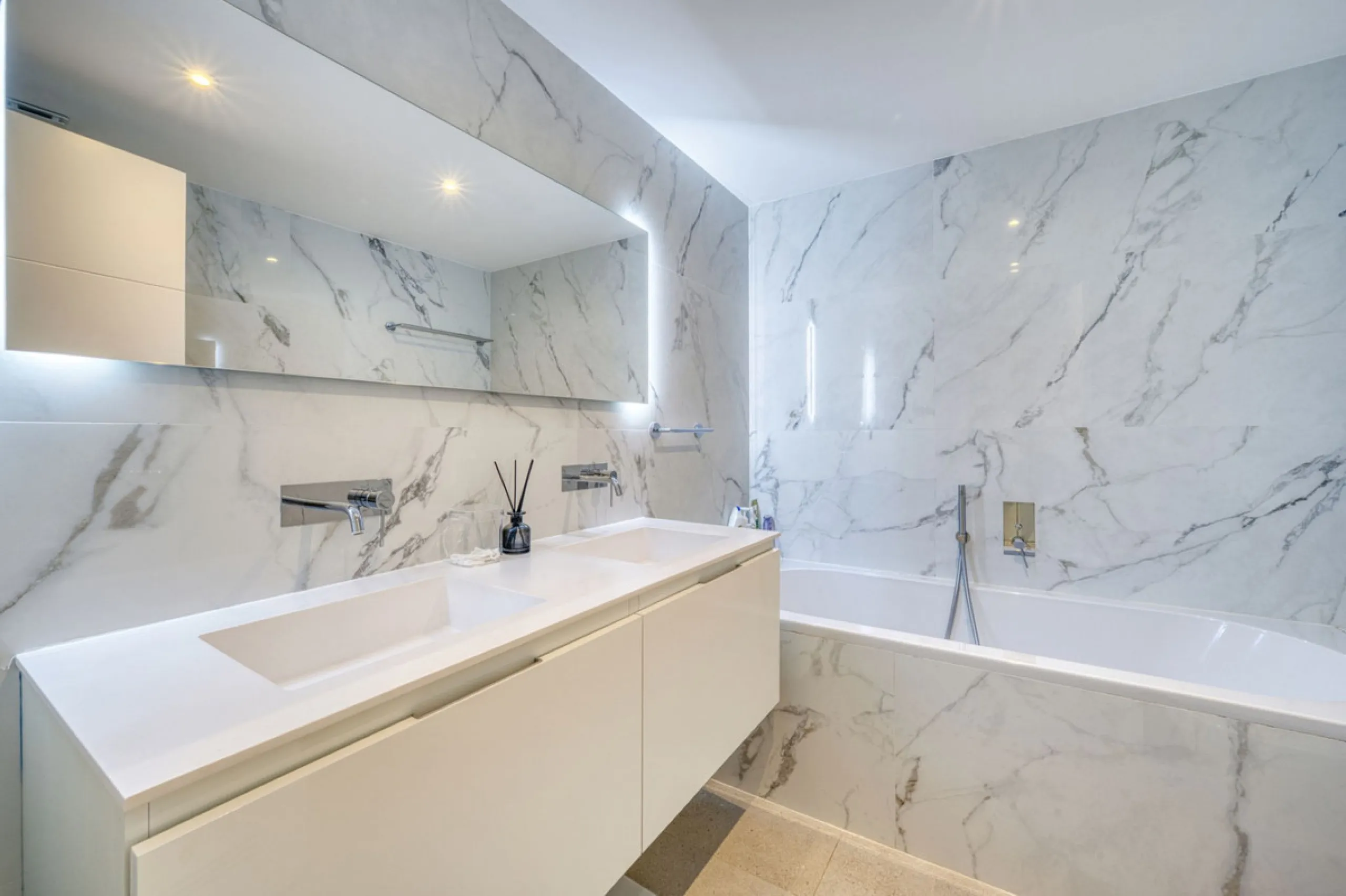 Located in a recently built development, in a prime position just steps from the center of San Pedro de Alcántara, this elegant penthouse combines modern design, comfort, and an unbeatable location, surrounded by all amenities: charming cafés, supermarket