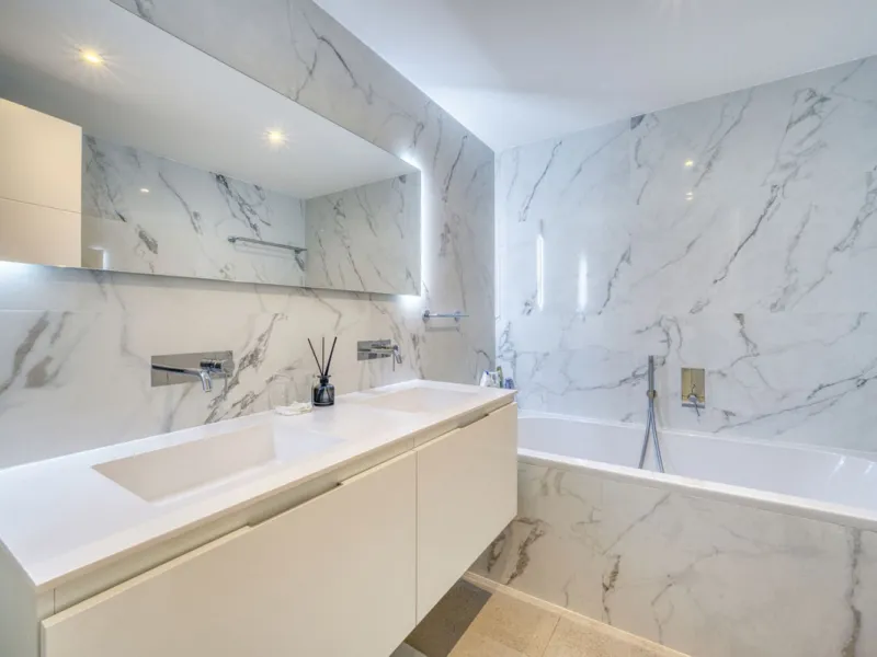 Located in a recently built development, in a prime position just steps from the center of San Pedro de Alcántara, this elegant penthouse combines modern design, comfort, and an unbeatable location, surrounded by all amenities: charming cafés, supermarket