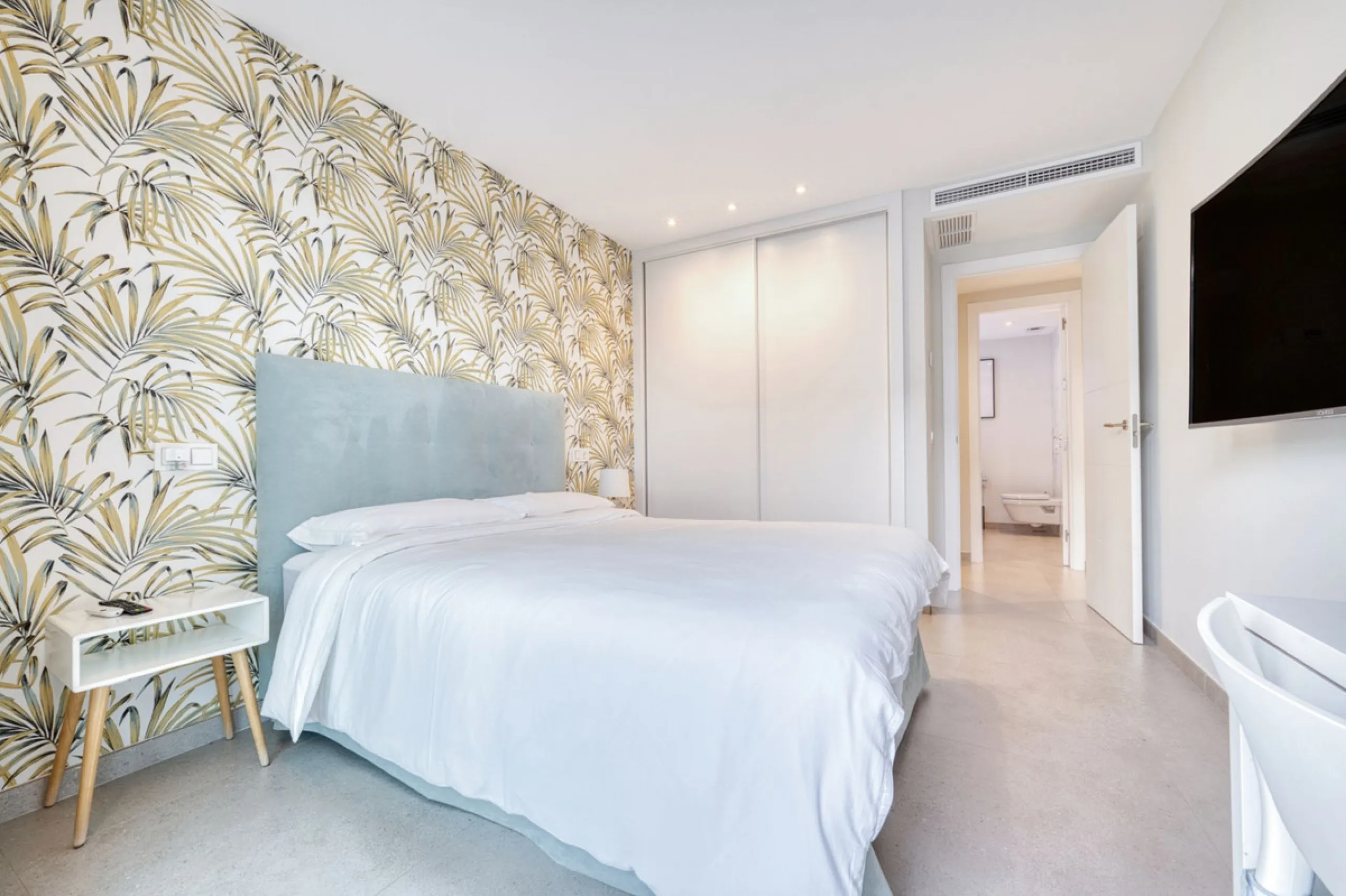 Located in a recently built development, in a prime position just steps from the center of San Pedro de Alcántara, this elegant penthouse combines modern design, comfort, and an unbeatable location, surrounded by all amenities: charming cafés, supermarket