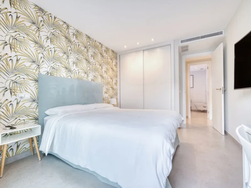 Located in a recently built development, in a prime position just steps from the center of San Pedro de Alcántara, this elegant penthouse combines modern design, comfort, and an unbeatable location, surrounded by all amenities: charming cafés, supermarket
