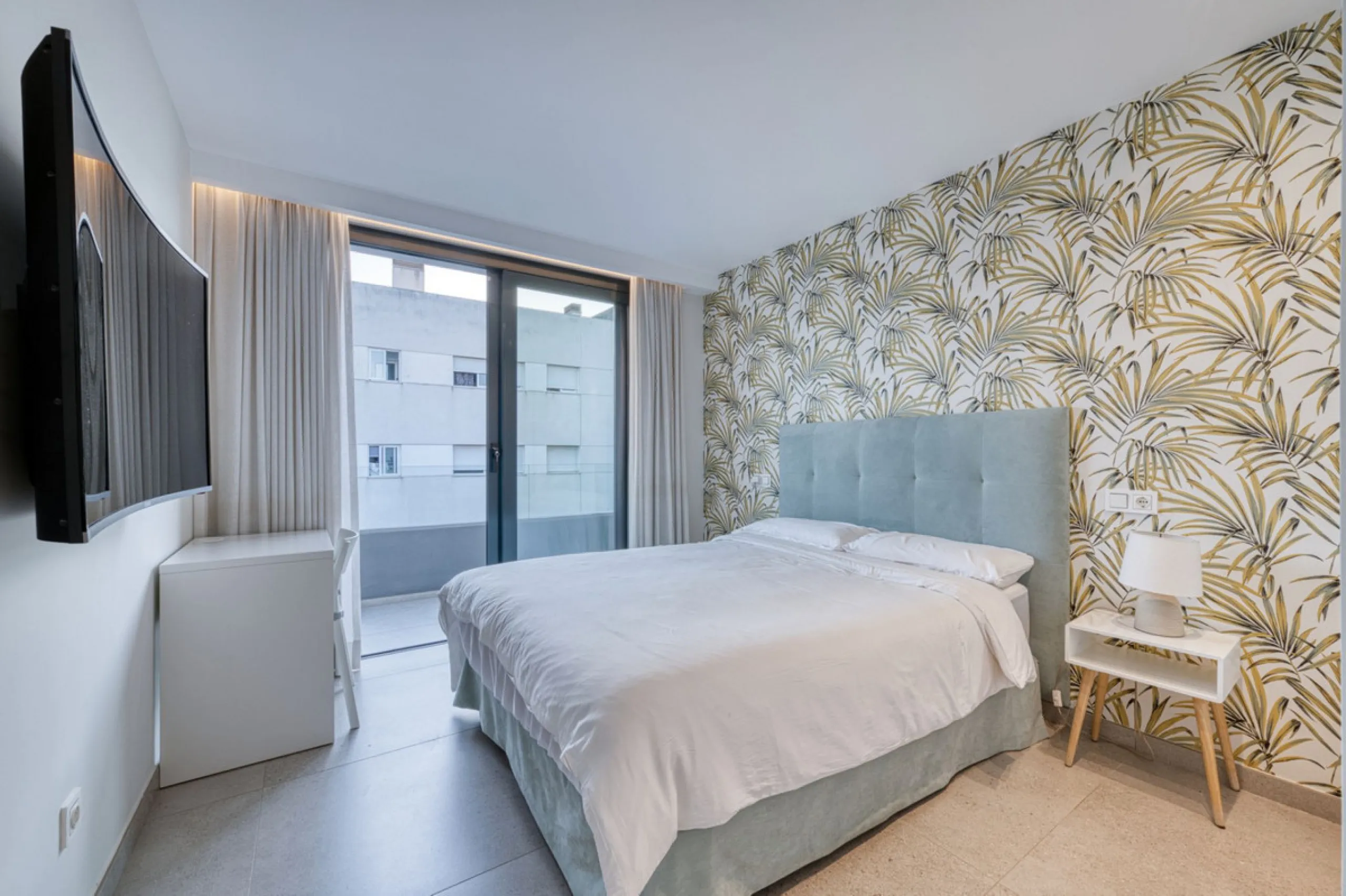 Located in a recently built development, in a prime position just steps from the center of San Pedro de Alcántara, this elegant penthouse combines modern design, comfort, and an unbeatable location, surrounded by all amenities: charming cafés, supermarket