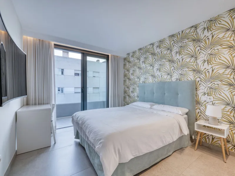 Located in a recently built development, in a prime position just steps from the center of San Pedro de Alcántara, this elegant penthouse combines modern design, comfort, and an unbeatable location, surrounded by all amenities: charming cafés, supermarket