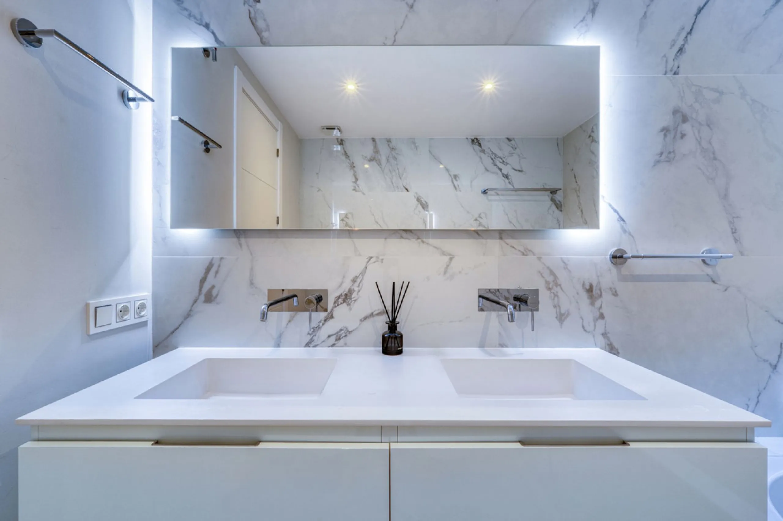 Located in a recently built development, in a prime position just steps from the center of San Pedro de Alcántara, this elegant penthouse combines modern design, comfort, and an unbeatable location, surrounded by all amenities: charming cafés, supermarket